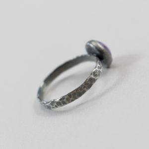 czaroit, srebro, pierścionek, srebrny pierścionek z czaroitem, biżuteria srebrna, chileart, biżuteria z czaroitem, srebro fakturowane, pierścionek 16